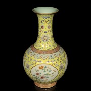 Jarrón de porcelana con fondo amarillo, con marca Qianlong