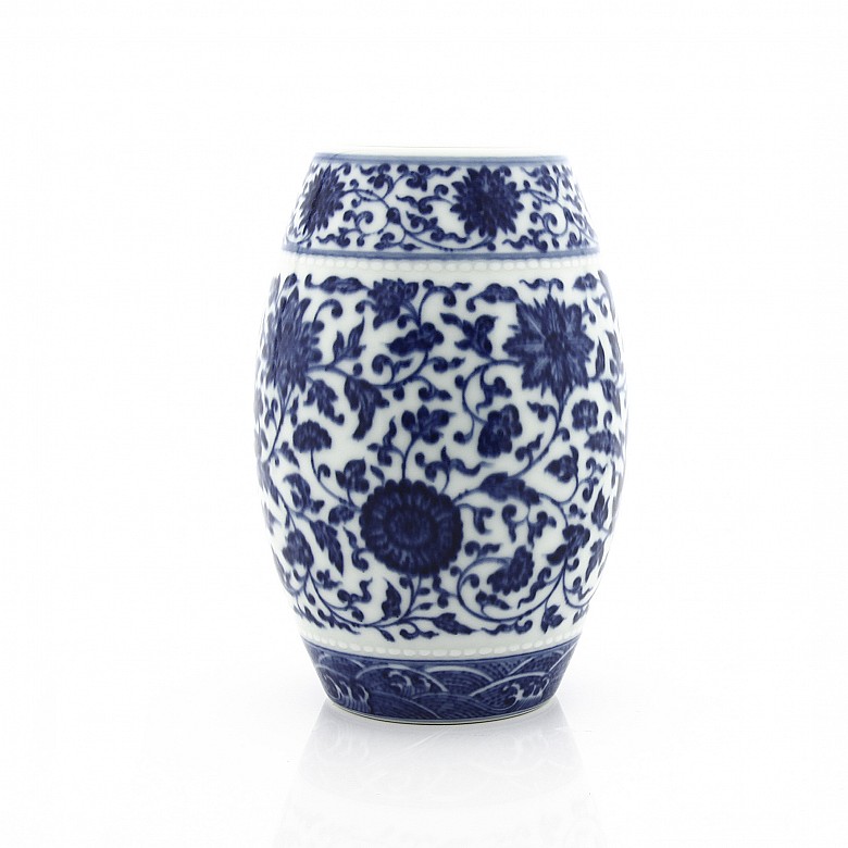 Blue and white floral vase, Qianling seal mark.