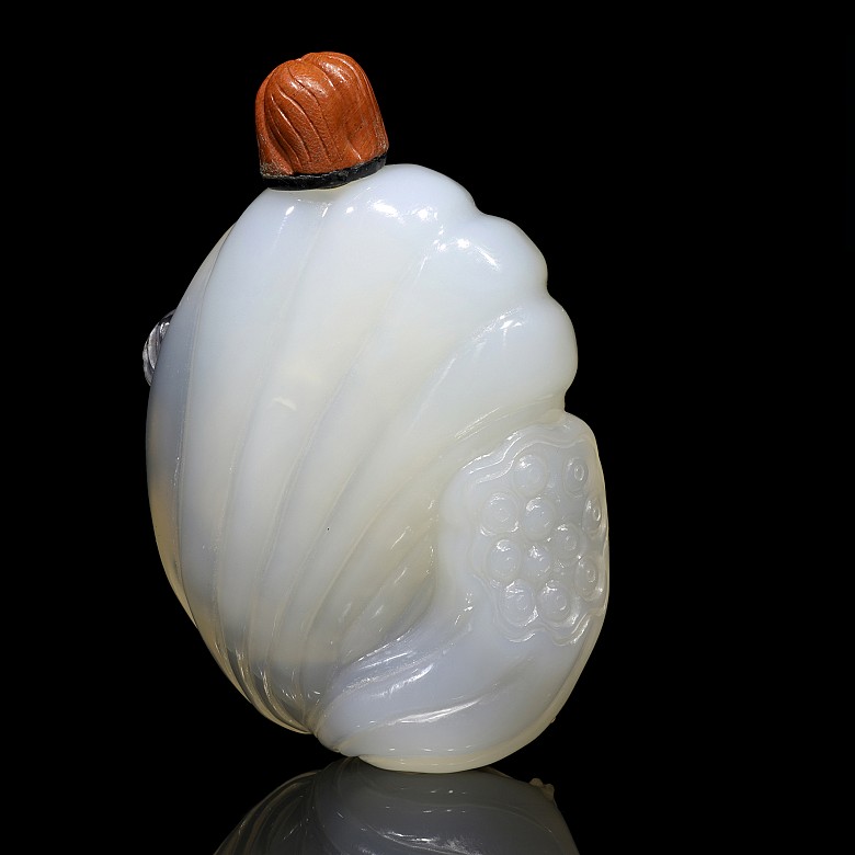 Agate snuff bottle 