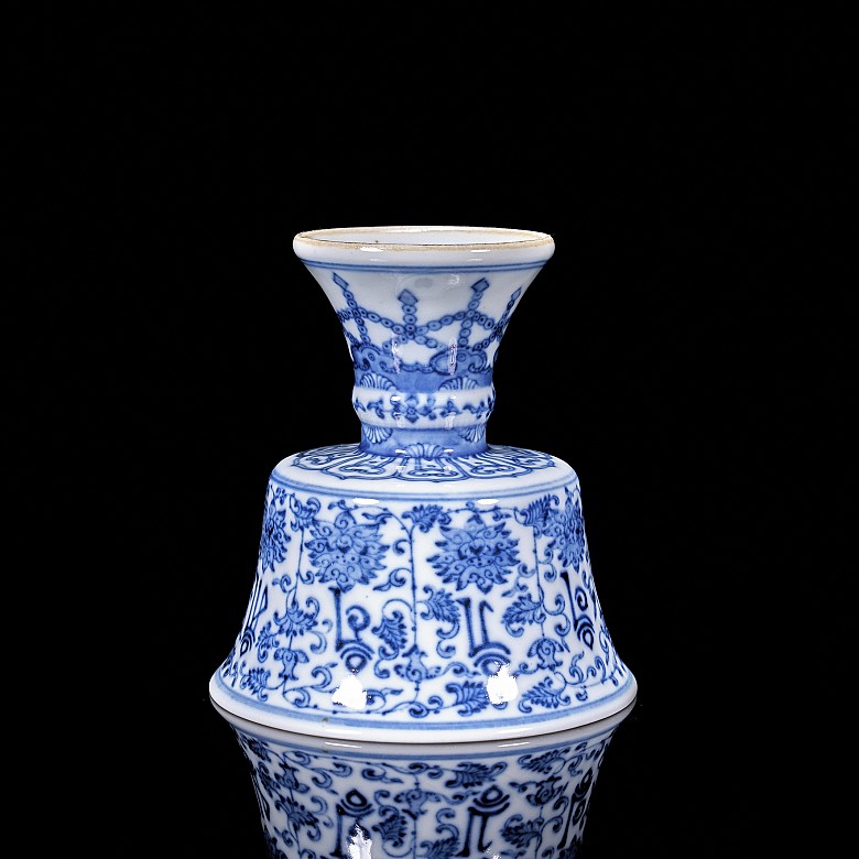 Blue-and-white enamelled porcelain cup, Qing dynasty