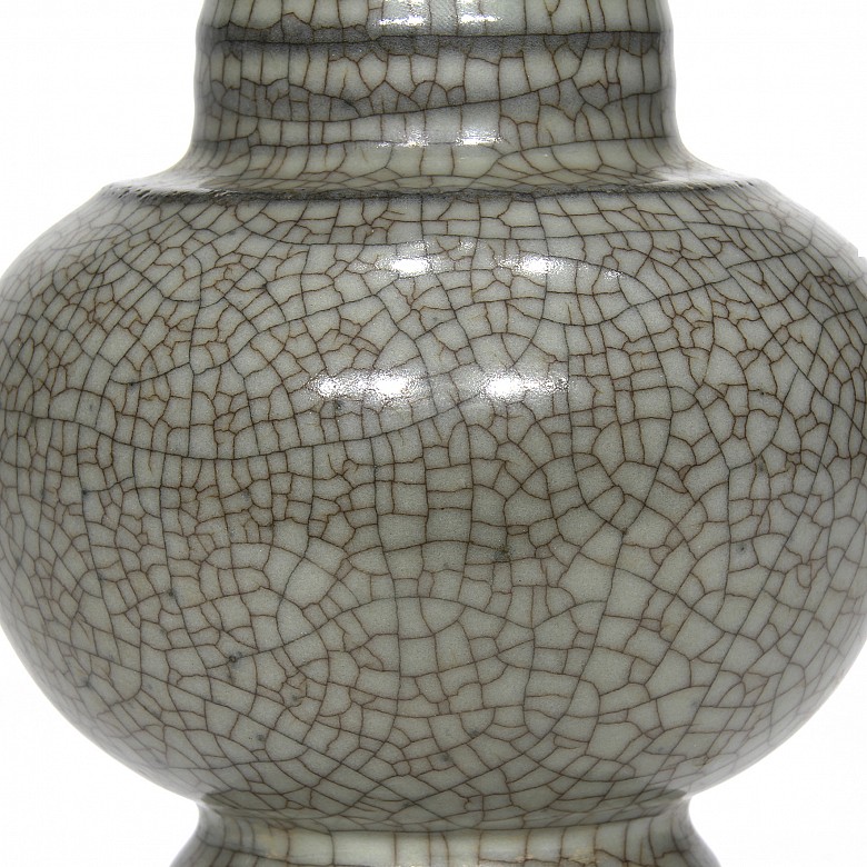 Guanyao ceramic vase, Qing dynasty.