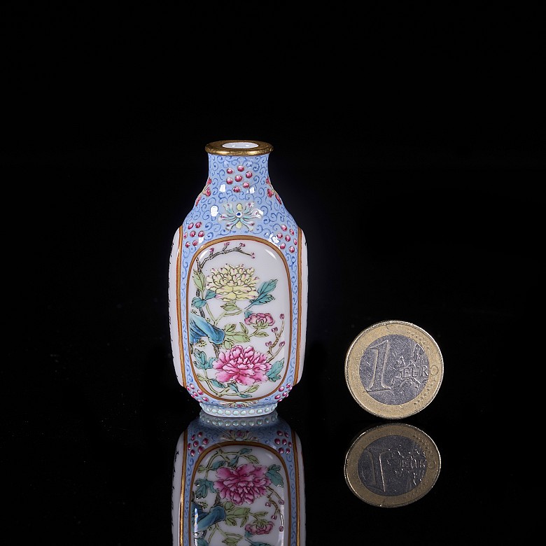 Snuff bottle ‘Chrysanthemums and poem’, Minguo period