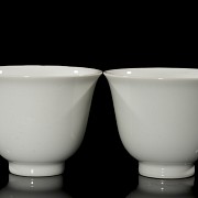 Pareja de tazas de porcelana blanca, con marca Qianlong