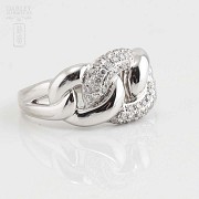 Ring in 18k white gold and diamonds.