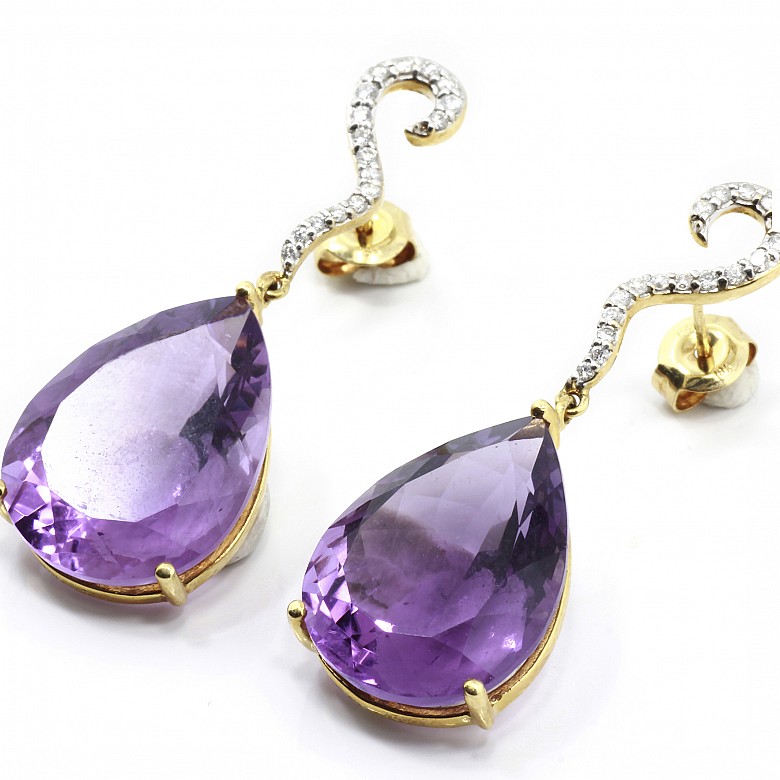 Earrings in 18 k yellow gold with amethysts and diamonds.