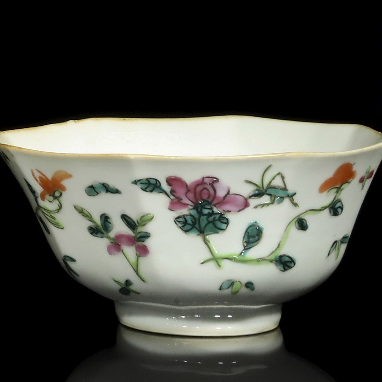 Lot with three enameled porcelain bowls, 19th - 20th century