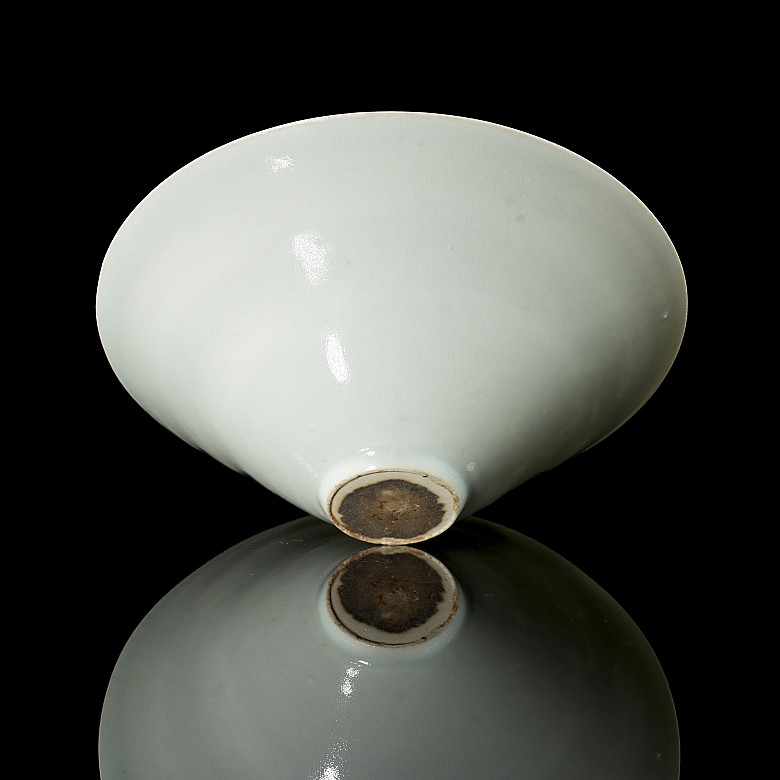 Celadon glazed ceramic bowl ‘Lotuses’, Song style