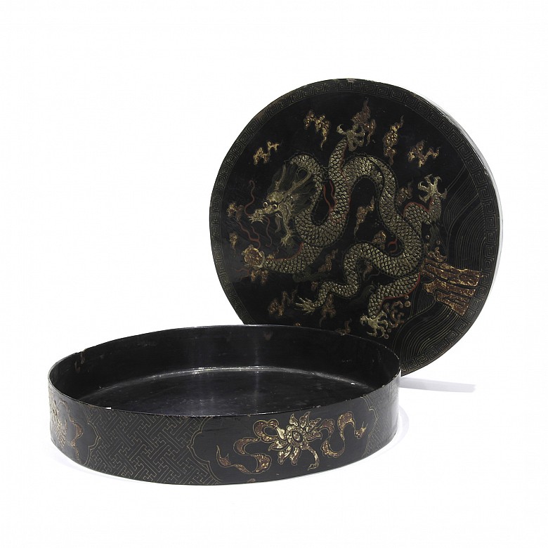 Lacquered wooden box with dragon, Qing dynasty.