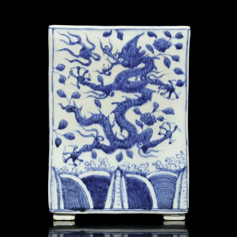 Macetero, azul y blanco, con dragones, estilo Ming