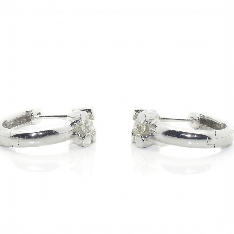 Pair of earrings in 18k white gold and diamonds