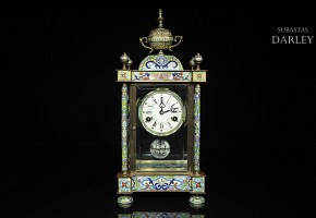 Table clock in brass and cloisonné enamel, 20th century