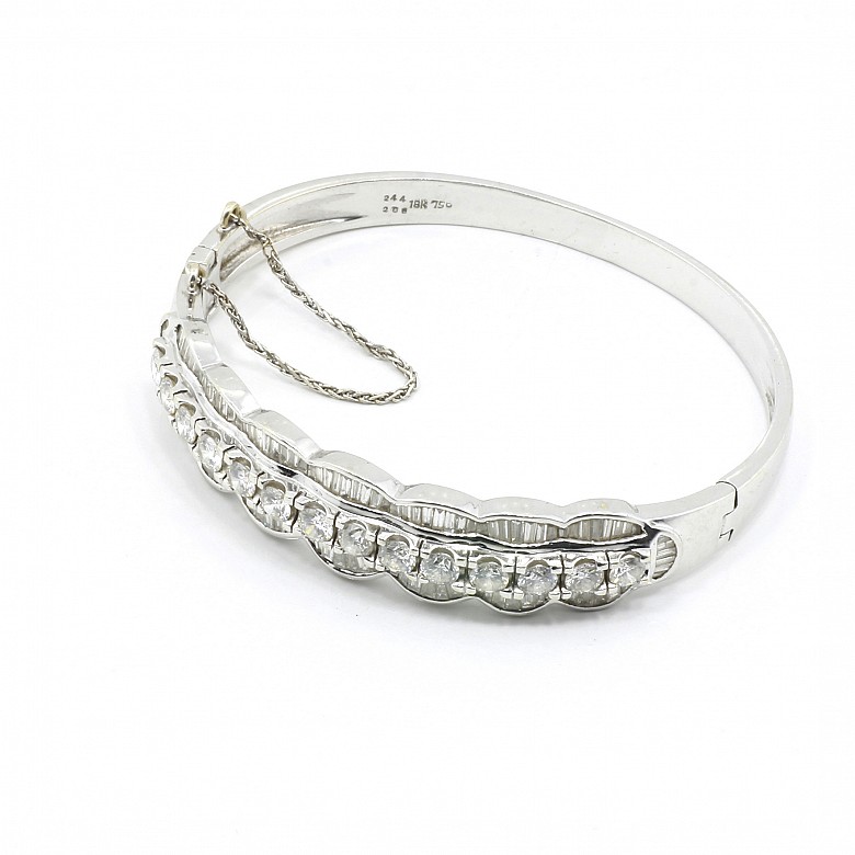 18k white gold bangle with 4.52ct diamonds