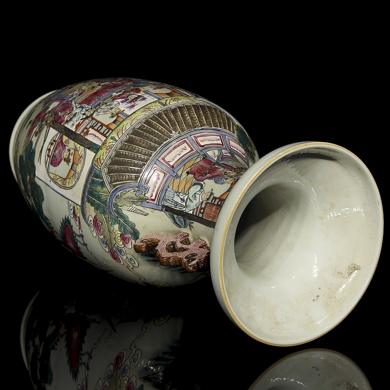 Porcelain vase ‘Scenes’, Qing dynasty