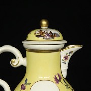 Tetera de porcelana amarilla estilo Meissen, s. XX