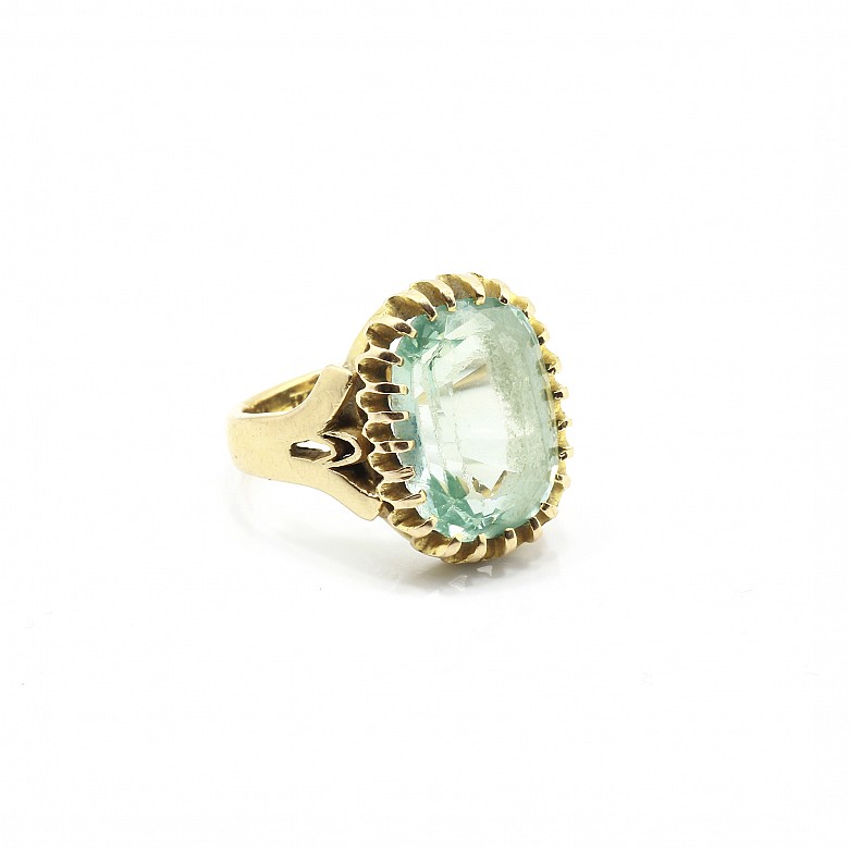 Ring in 18k yellow gold, set in the center with an oval green glass.