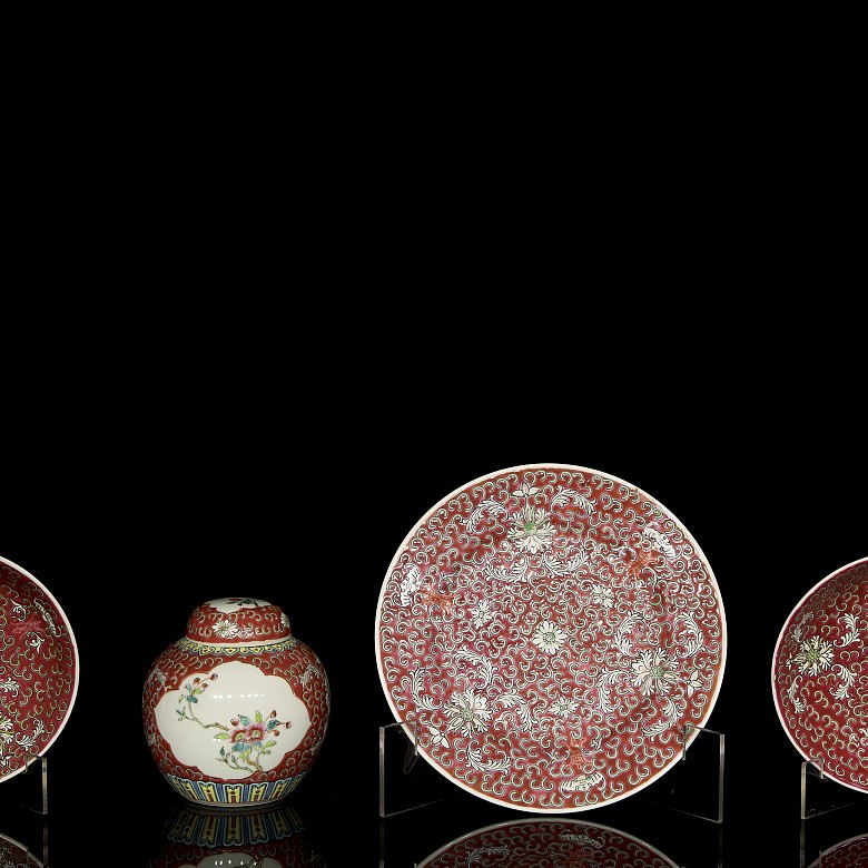 Three plates and a small jar of Asian porcelain “ famille rose”, 20th century