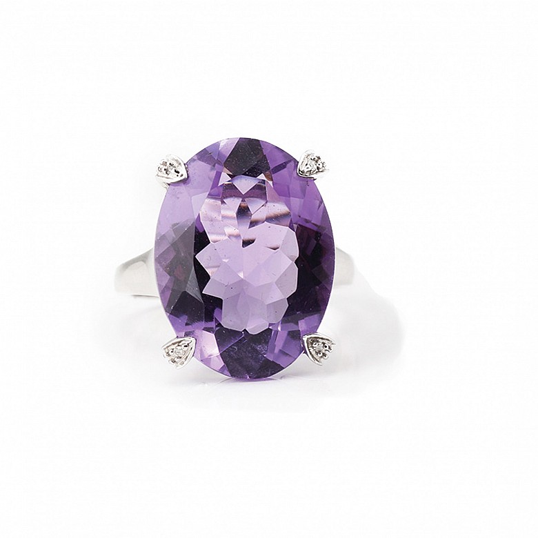 18k white gold ring with 13.93 ct amethyst and diamonds