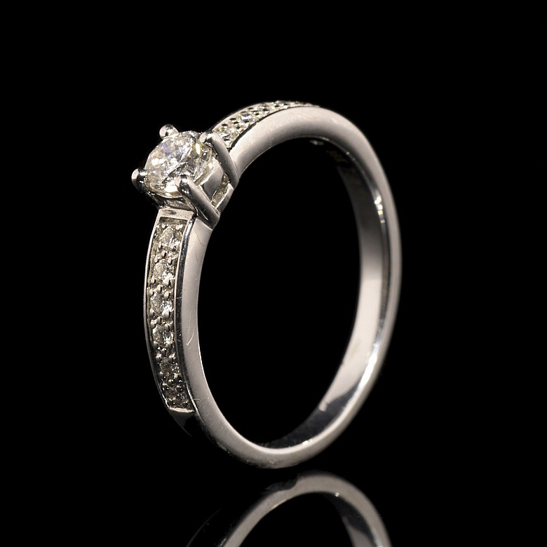 Solitario de oro blanco 18 k y diamantes 0,36 ct.