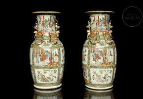 Pair of Cantonese vases “Palace scenes”, 19th century