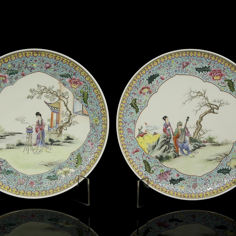 Pair of plates “Ladies in the garden”,  famille rose, Canton, 20th century