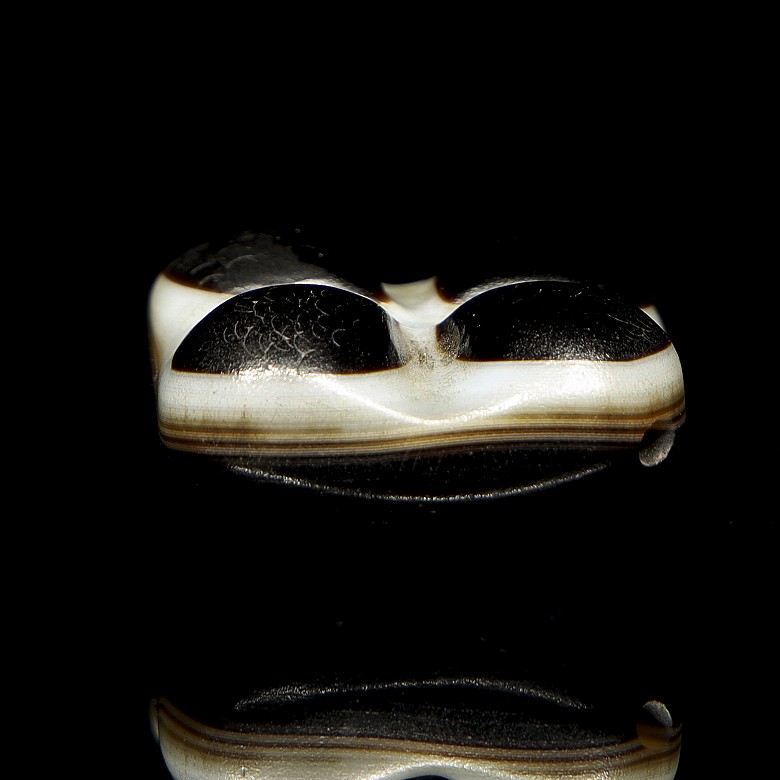 Three-coloured agate ‘Dzi’ bead with lotus petals, Ming dynasty