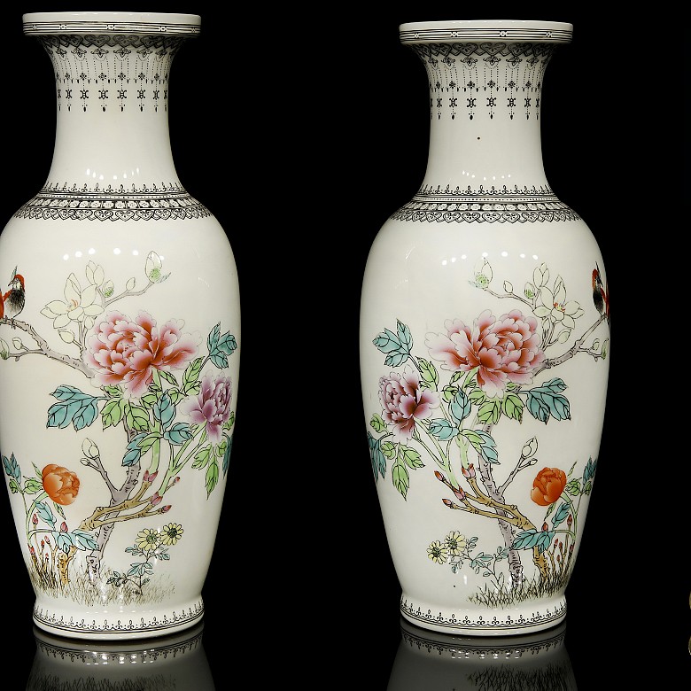 Pair of vases 