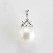 18k white gold necklace with Australian pearl and diamonds