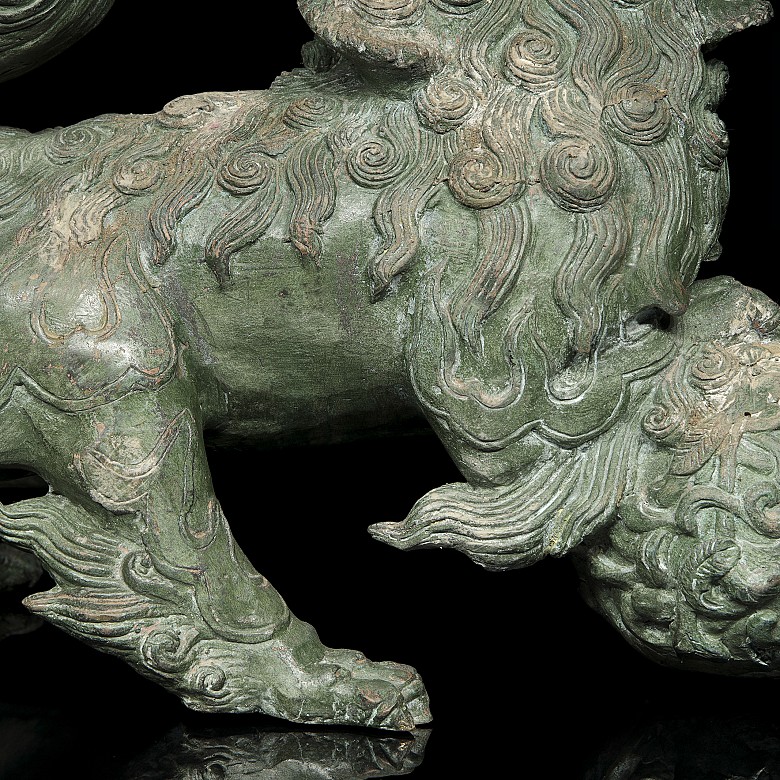 Figura de un león en bronce, China, S.XX