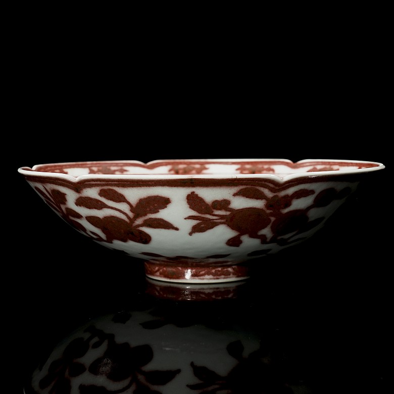 Enamelled porcelain bowl ‘Flowers’, with Xuande mark