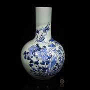 Tianqiuping ‘Bird and flower’ vase, celadon background, Qing dynasty