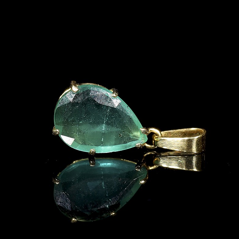 Yellow gold with emerald pendant