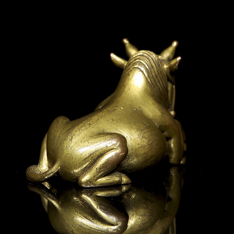 Figura de bronce dorado 