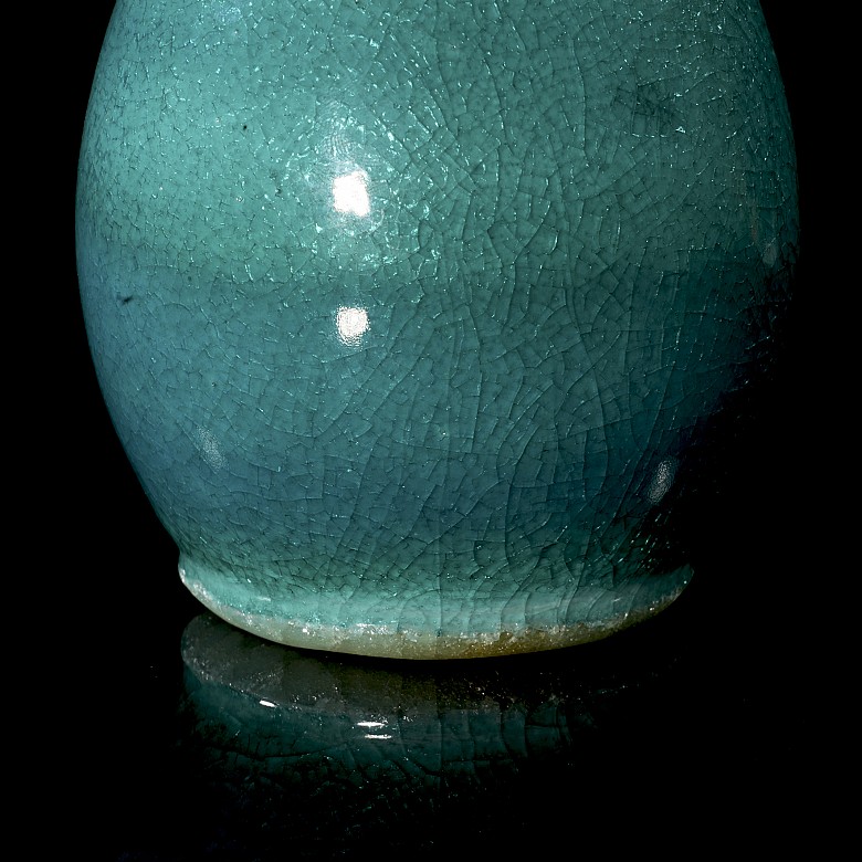 Blue-glazed pottery vase, Qing dynasty