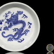 Plato de porcelana con dragón, con marca Kangxi