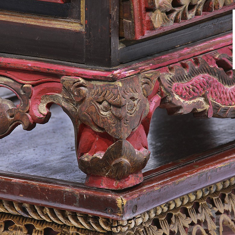 Jewelry box on pedestal, in polychrome wood, Peranakan, 20th century