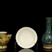 Three pieces of glazed pottery, 20th century