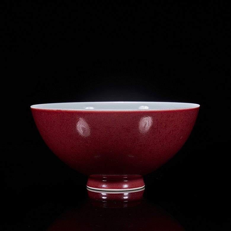 Red enamelled porcelain bowl, Qing dynasty, with Qianlong seal.