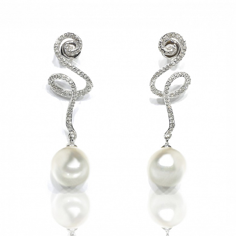 Long earrings in 18k white gold, diamonds and white pearls