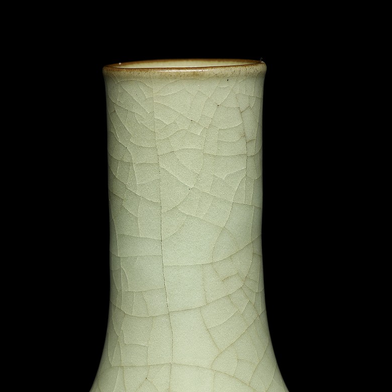 Ceramic vase with ‘Geyao’ glaze, Ming dynasty