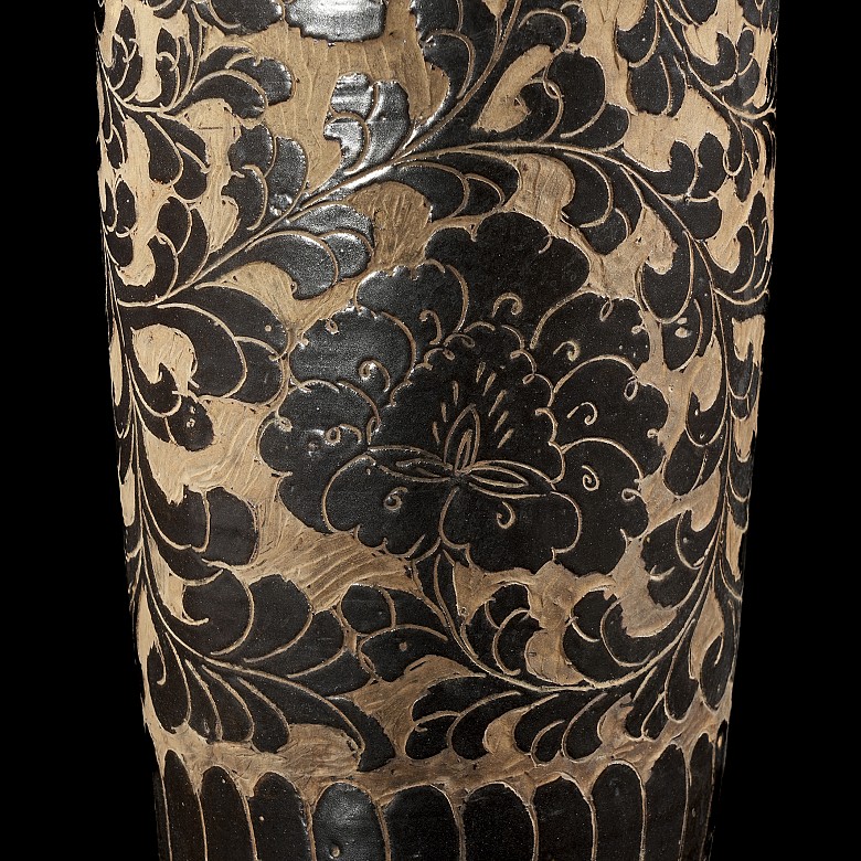 Ceramic vase with sgraffito decoration, Jin dynasty