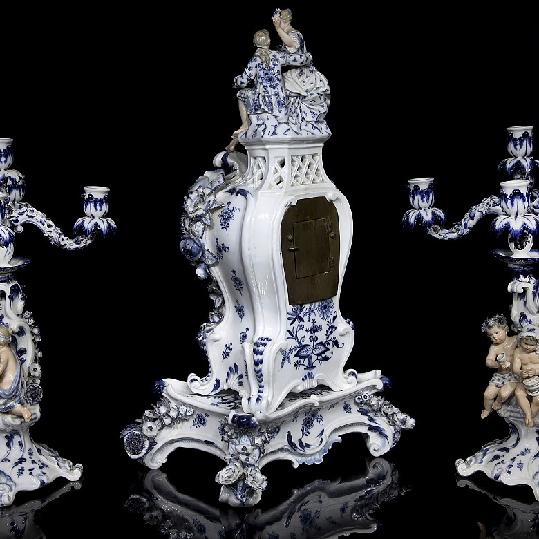 Juego de reloj con dos candelabros y peana, Meissen, S.XIX - XX