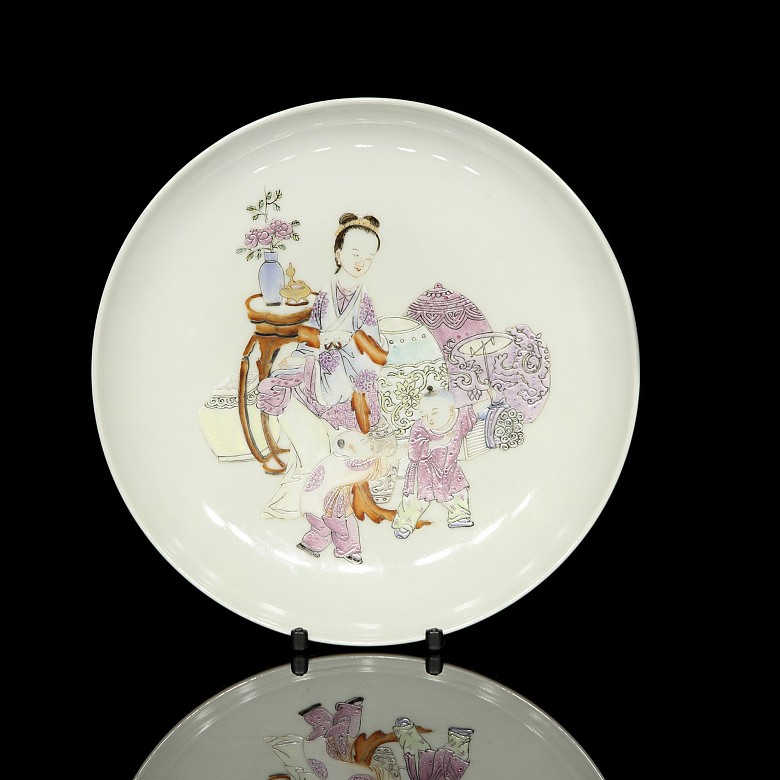 Porcelain enamel dish, pink family ‘Lady with children’, Yongzheng