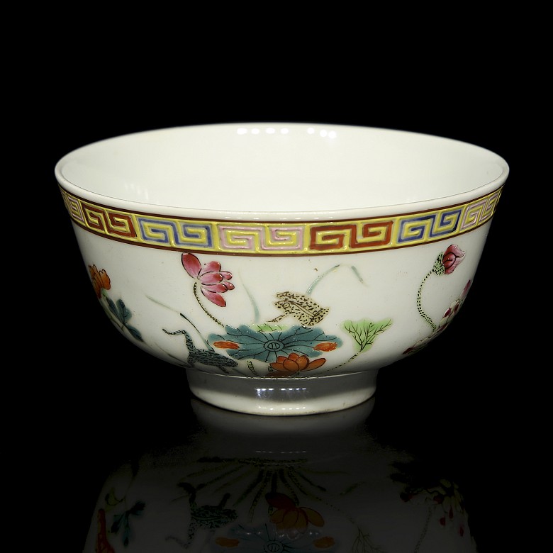 Enamelled porcelain ‘Garden’ bowl, with Qing seal - 3