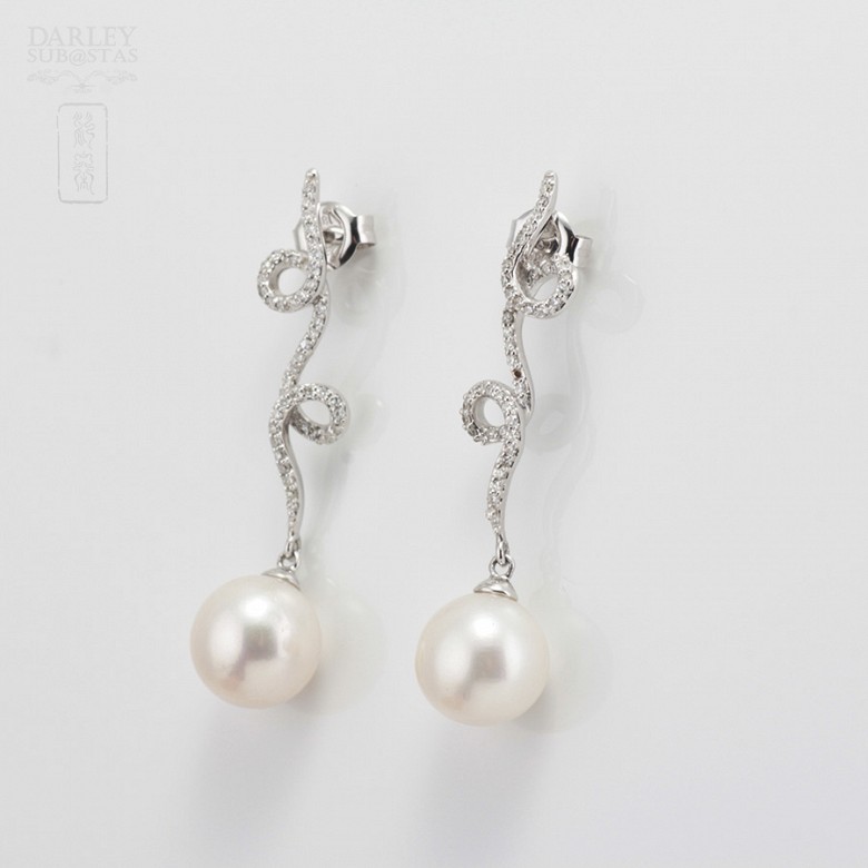 Earrings in 18k white gold with white pearls and diamonds.