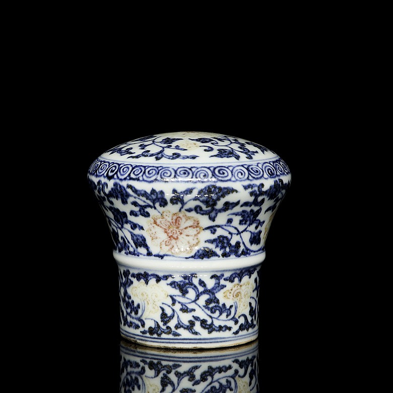 Objeto de porcelana vidriada azul y rojo, dinastía Qing