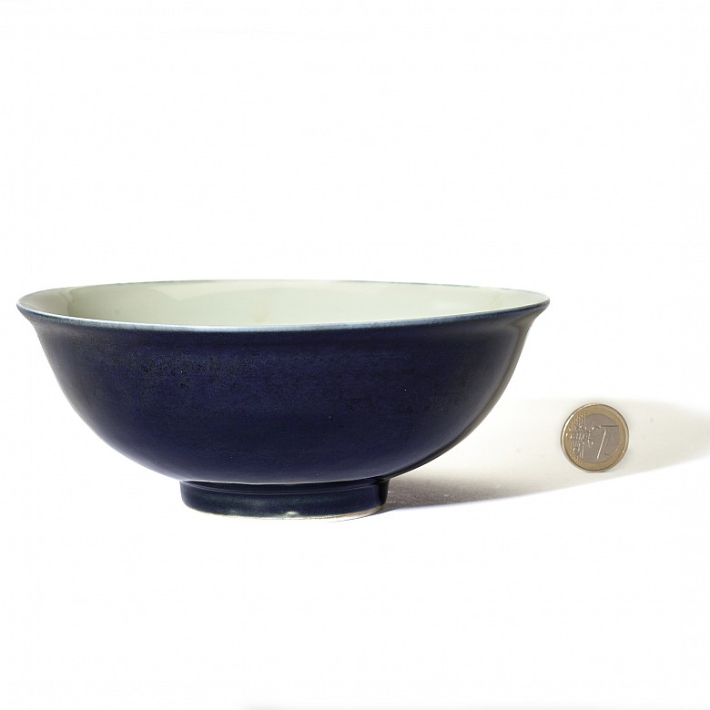 Porcelain bowl with sapphire-blue glaze, Qing dynasty