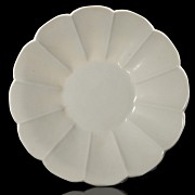 Porcelain lobed ‘Dingyao’ plate, Ding Kiln