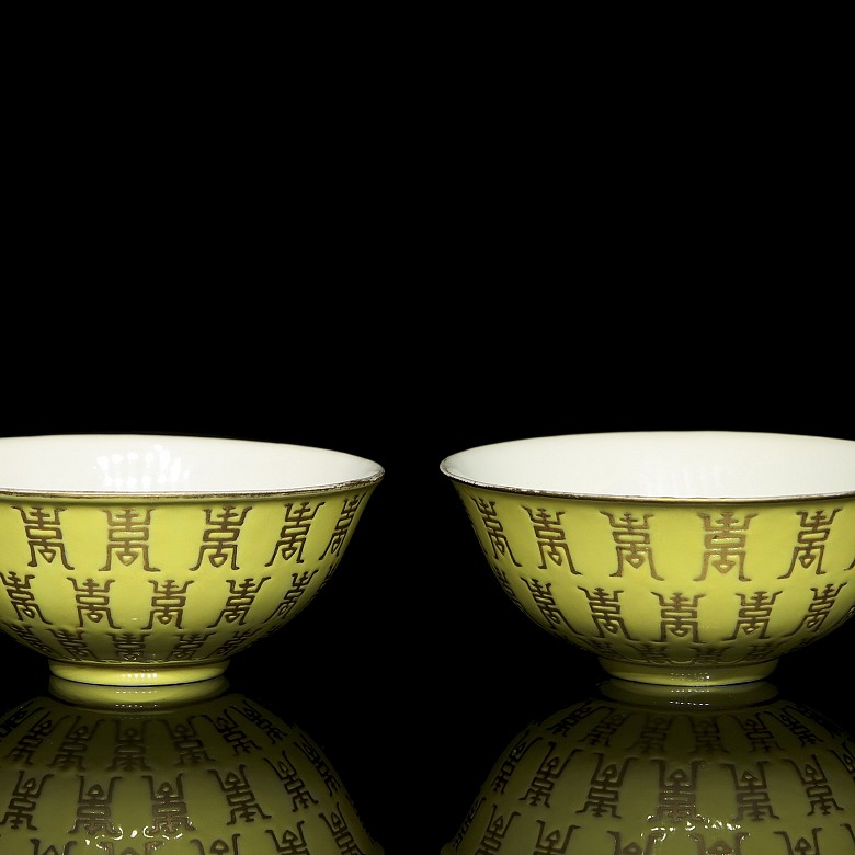 Pair of porcelain bowls famille rose, with Tongzhi seal