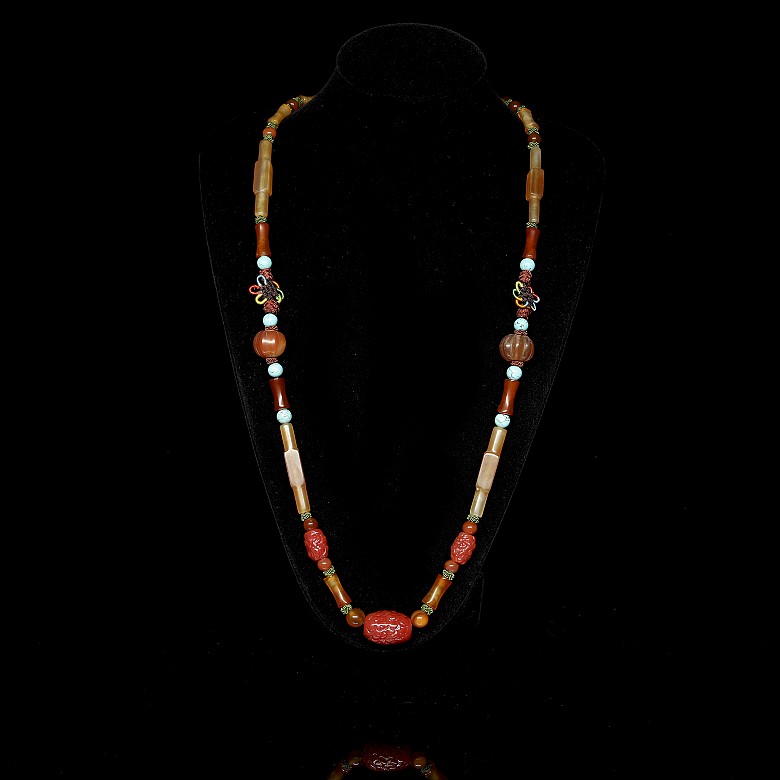 Agate and liuli necklace, Qing dynasty