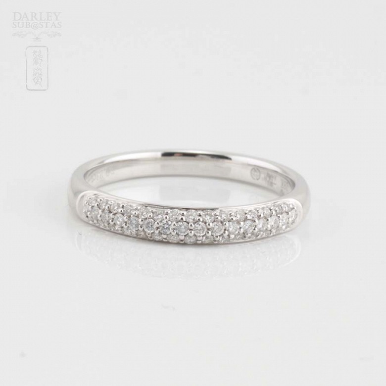 18k white gold ring with diamonds